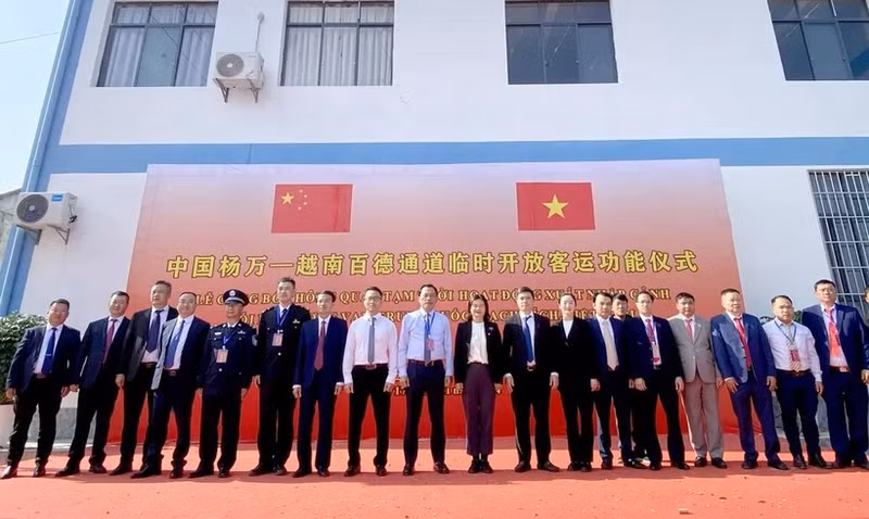 Representatives from Ha Giang province and China's Yunnan province at the opening of the two temporary cross-border corridors. (Photo: baohagiang.vn)