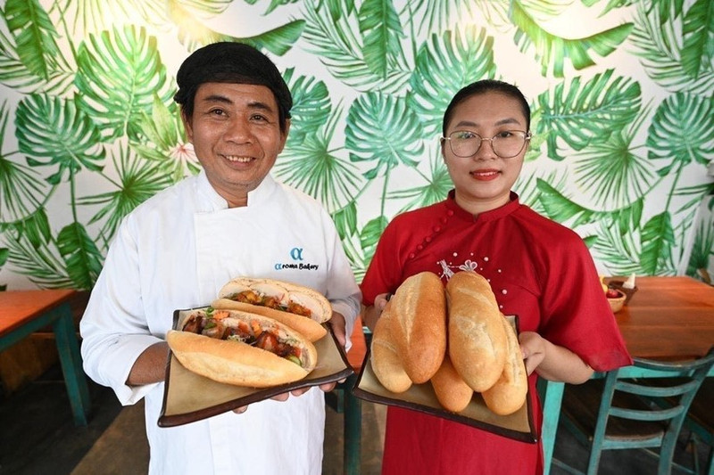 "Banh mi" is offered at "Pho Vietnam" restaurant in Colombo, Sri Lanka. (Photo: VNA)