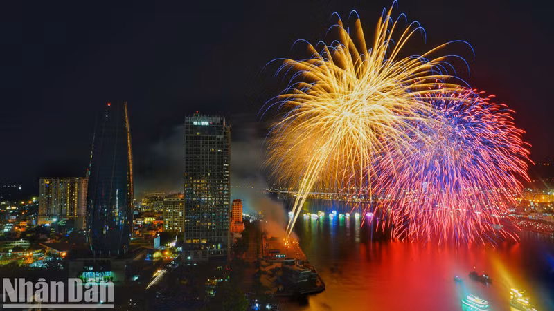 Teams from Finland and China create fairy tale world with firework displays in Da Nang