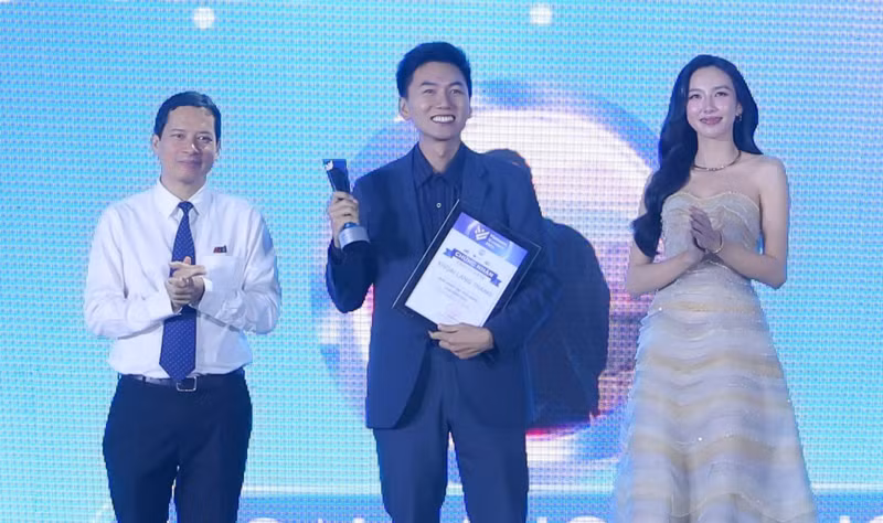 YouTuber Khoai Lang Thang (centre) receives the “content creator of the year” award at the Vietnam iContent Awards 2024. (Photo: Quynh Tran)