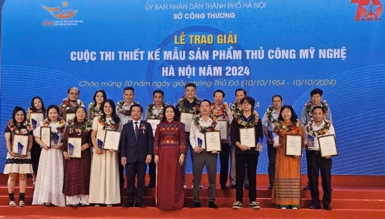 Winners of Hanoi Handicraft Product Design Contest awarded at the ceremony 