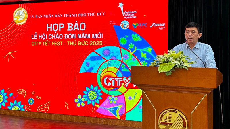 Nguyen Ky Phung, Vice Chairman of the Thu Duc People’s Committee, speaks at a press briefing.