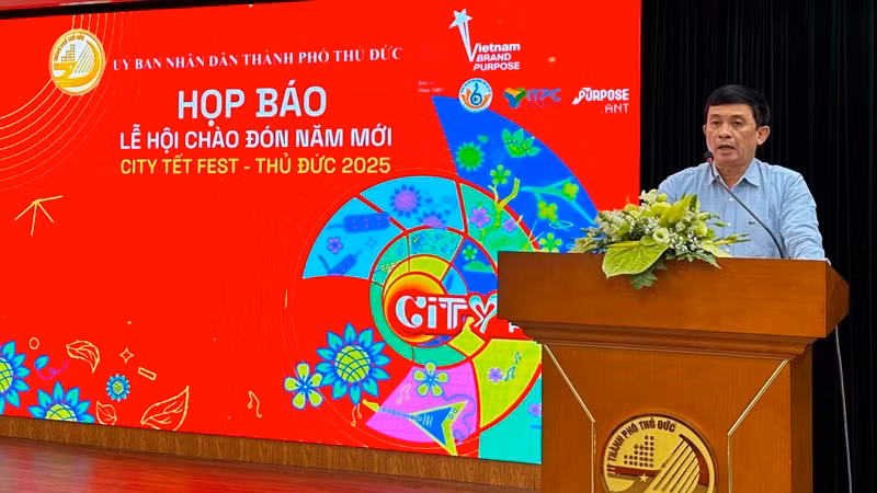 Nguyen Ky Phung, Vice Chairman of the Thu Duc People’s Committee, speaks at a press briefing.