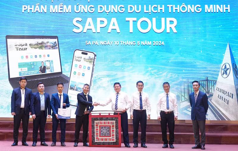 Delegates at the launch ceremony (Photo: baolaocai.vn)