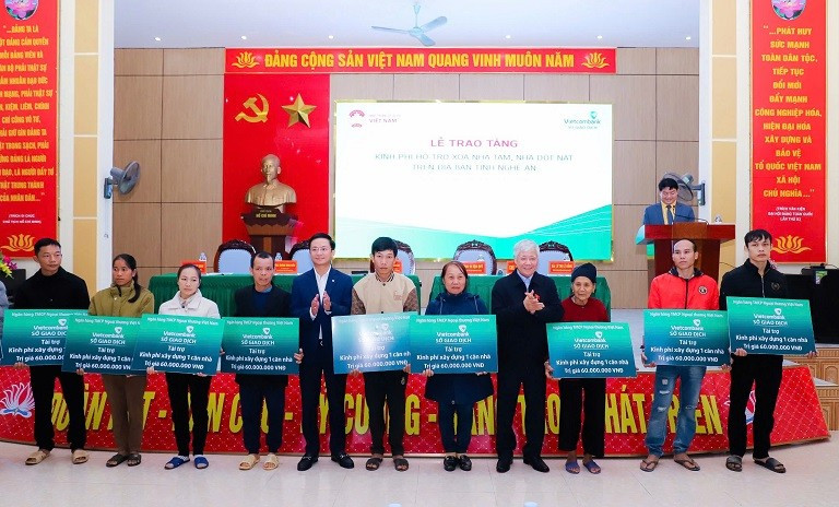 VFF President Do Van Chien (eighth from left) hands over 10 social houses worth 600 million VND to 10 poor households in Bong Khe Commune.