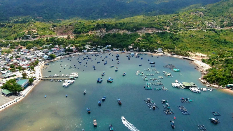 Located in Vinh Hai Commune, Ninh Hai District, Ninh Thuan Province, Vinh Hy Bay has been noted for its stunning and pristine coastal scenery (Photo: VNA)