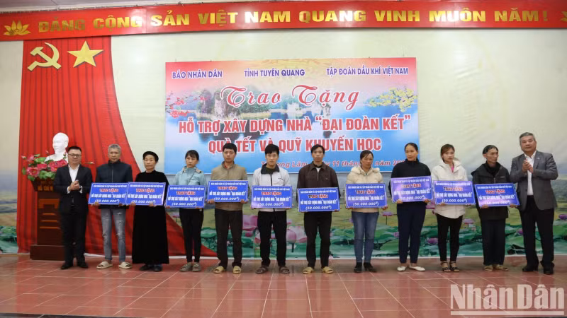 Gifts presented to disadvantaged households in Thuong Lam Commune.