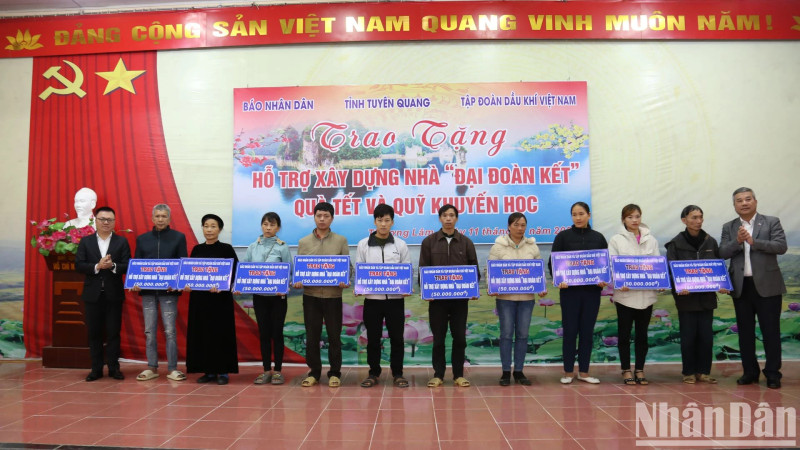 Gifts presented to disadvantaged households in Thuong Lam Commune.