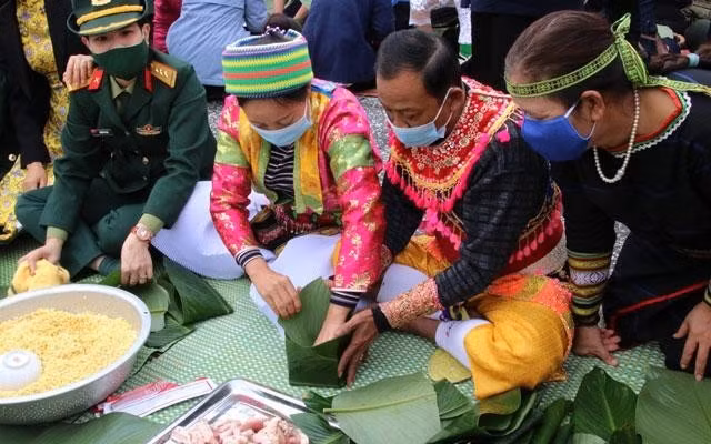 Participants at the event will gather to make ‘banh chung’ (square glutinous rice cake), an indispensable dish of Vietnamese people during Tet Festival.