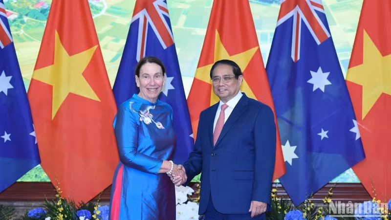Prime Minister Pham Minh Chinh (R) shakes hands with visiting President of the Australian Senate Sue Lines. (Photo: NDO/Tran Hai)