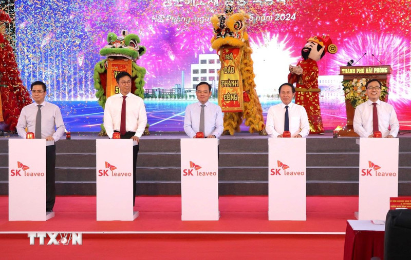 Deputy Prime Minister Tran Luu Quang (C) and other delegates push button to start work on Ecovance high-tech biodegradable materials factory (Photo: VNA)
