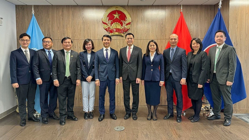 Dang Hoang Giang, Head of the Permanent Delegation of Vietnam to the United Nations (fifth from the left) and Nguyen Ngoc Luong, Permanent Secretary of the Central Committee (fifth from the right) at a working session in New York. (Photo: VNA)