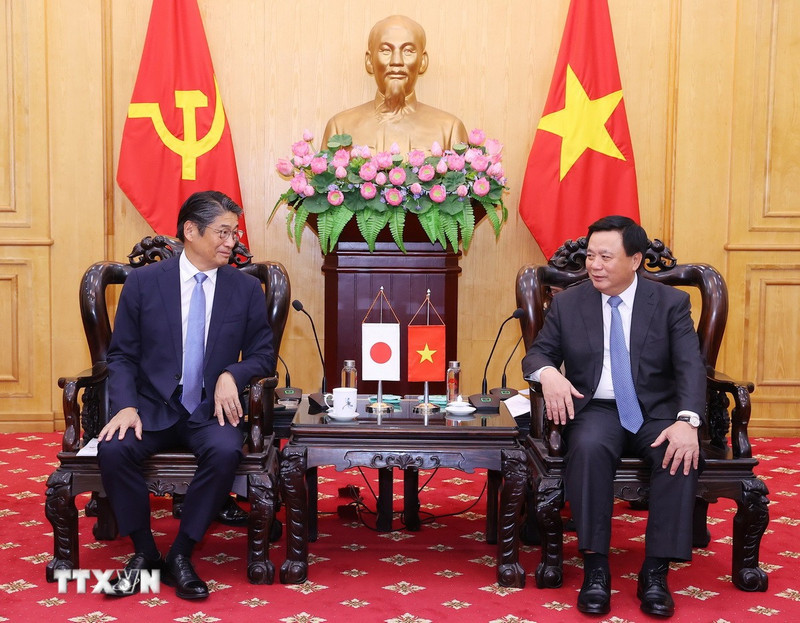 President of the Ho Chi Minh National Academy of Politics Nguyen Xuan Thang (R) and Japanese Ambassador to Vietnam Ito Naoki (Photo: VNA)
