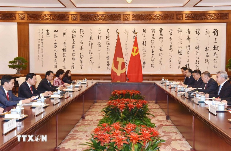 At the working session between the delegation from the Communist Party of Vietnam and Li Xi, member of the Standing Committee of the Political Bureau of the CPC Central Committee and Secretary of the CPC Central Commission for Discipline Inspection (Photo: VNA)