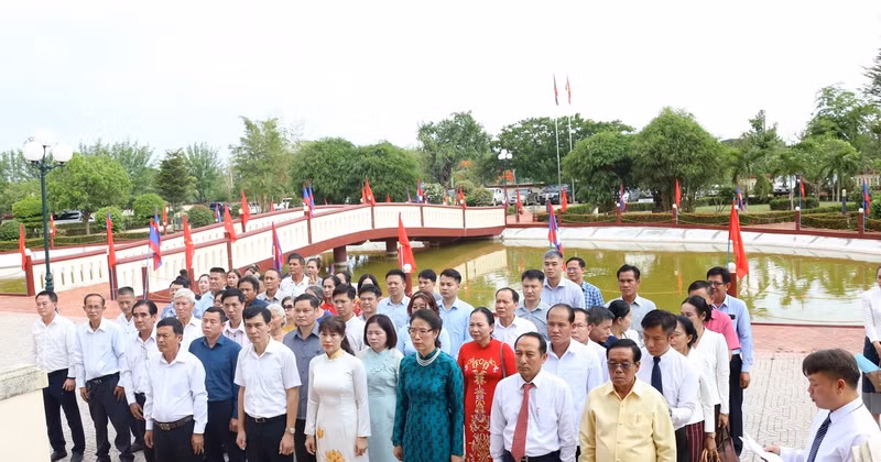 Vietnamese in Laos offer incense and flowers to President Ho Chi Minh. (Photo: VNA)