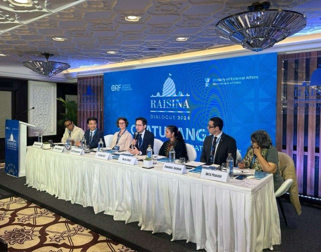 Vietnamese Deputy Minister of Foreign Affairs Do Hung Viet (centre) speaks at the session. (Photo: VNA)