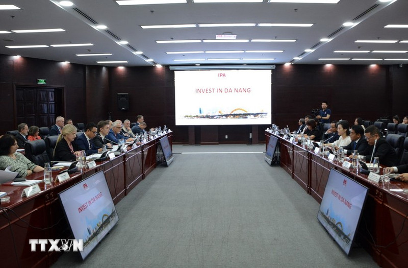 Ambassadors of the European Union (EU)’s member states study the in Da Nang city. (Photo: VNA)