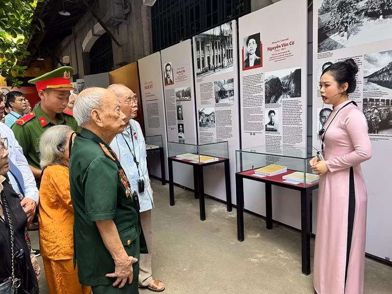 Visitors at the exhibition (Photo: qdnd.vn)