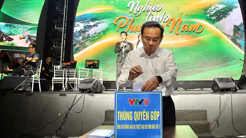 Politburo member and Secretary of Ho Chi Minh City Party’s Committee Nguyen Van Nen raises fund in support of storm victims at the event (Photo: Dung Phuong)