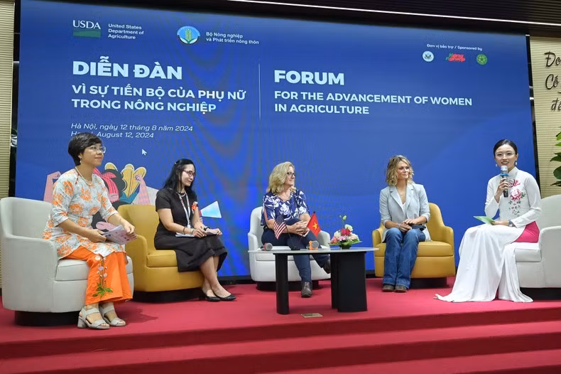 Speakers at the forum. 