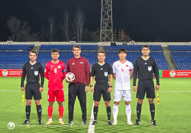 U23 Vietnam and Tajikistan at the start of their friendly match. (Photo: VFF)
