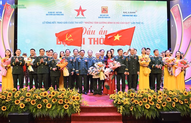 Awards presented to winners of writing contest on exemplary models in society (Photo: qdnd.vn)