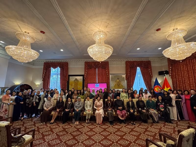 Members of the ASEAN Spouses Circle in Washington D.C pose for a group photo (Photo: VNA)