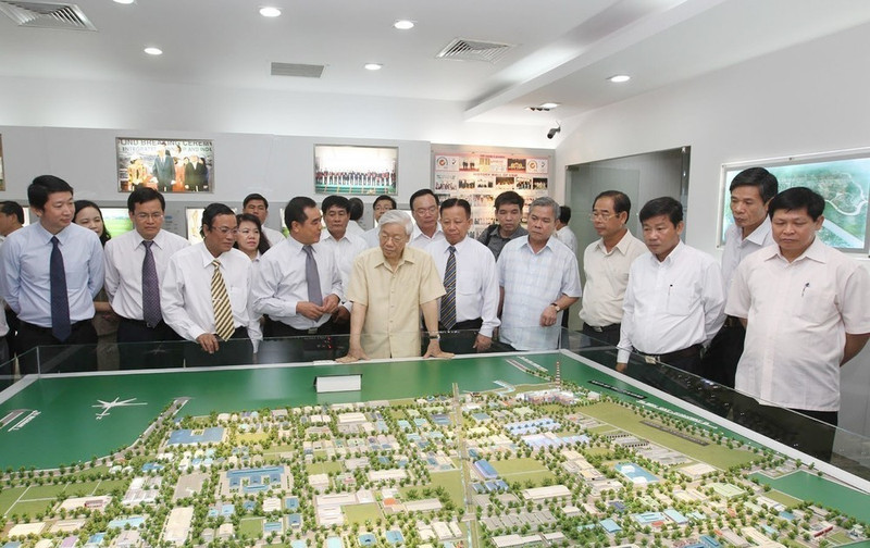 Party General Secretary Nguyen Phu Trong visits the Vietnam-Singapore Industrial Park I (VSIP I) in Binh Duong province on April 13, 2013. (Photo: VNA)