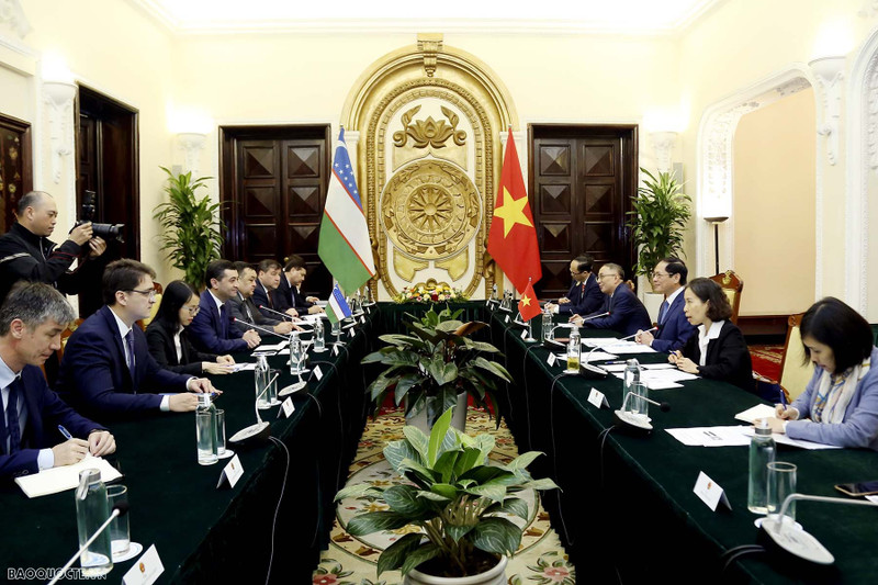 At the talks between Minister of Foreign Affairs Bui Thanh Son his visiting Uzbek counterpart Bakhtiyor Saidov in Hanoi on March 18. (Photo: baoquocte.vn)