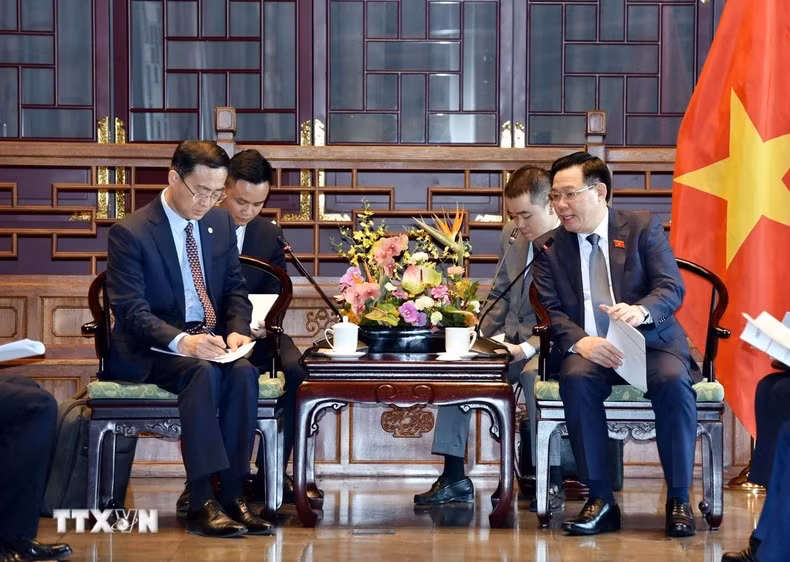 At the meeting, the Vietnamese top legislator suggested that the Energy China Group continue seeking new investment opportunities and expand their energy projects in Vietnam. At the meeting, the Vietnamese top legislator suggested that the Energy China Group continue seeking new investment opportunities and expand their energy projects in Vietnam.