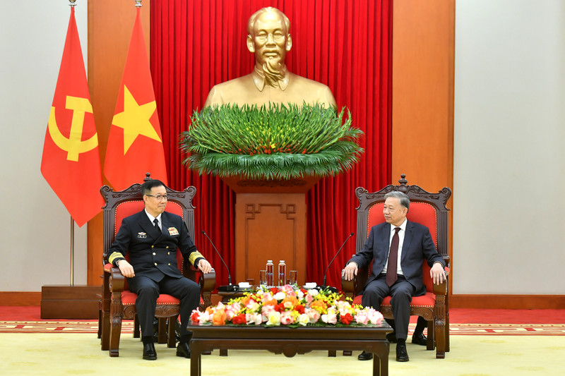 Party General Secretary To Lam (right) receives Chinese Minister of National Defence Senior Lieutenant General Dong Jun and a delegation from the Chinese People's Liberation Army in Hanoi on December 19. (Photo: NDO)
