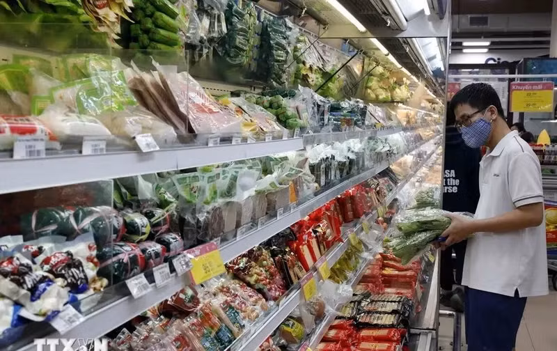 A shopper at a Co.opmart supermarket in Hanoi. (Photo: VNA)