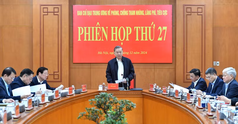 Party General Secretary To Lam speaks at the meeting