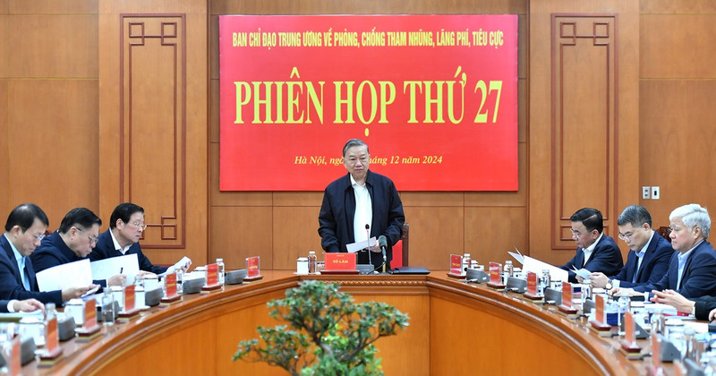 Party General Secretary To Lam speaks at the meeting