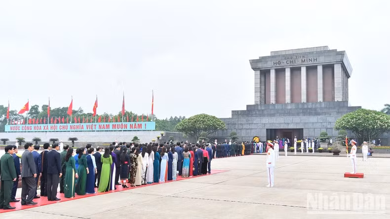 NA deputies pay tribute to President Ho Chi Minh.