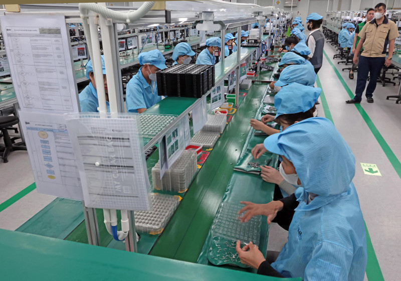 Workers produce electronic components at a factory of the Khvatec Thai Nguyen Co. Ltd, invested by the Republic of Korea, in the Yen Binh Industrial Park in Pho Yen city, Thai Nguyen province. (Photo: VNA)