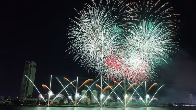 The fireworks performance featured a distinctive European culture, and the numerous fireworks made the night truly unique.