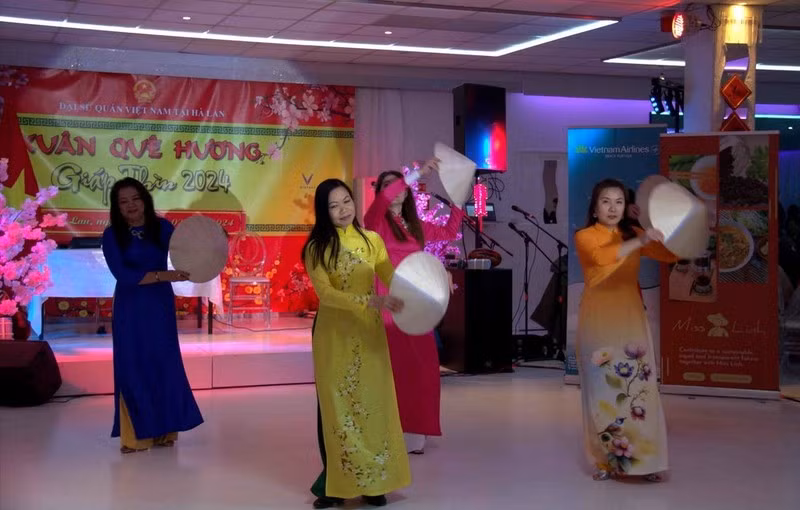 A performance at the Lunar New Year event held by the Vietnamese Embassy in the Netherlands (Photo: VNA)