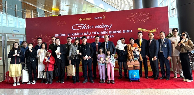Upon arrival, the passengers receive a warm welcome and were presented with gifts from leaders of Van Don District and Van Don International Airport. (Photo: baodantoc.vn)