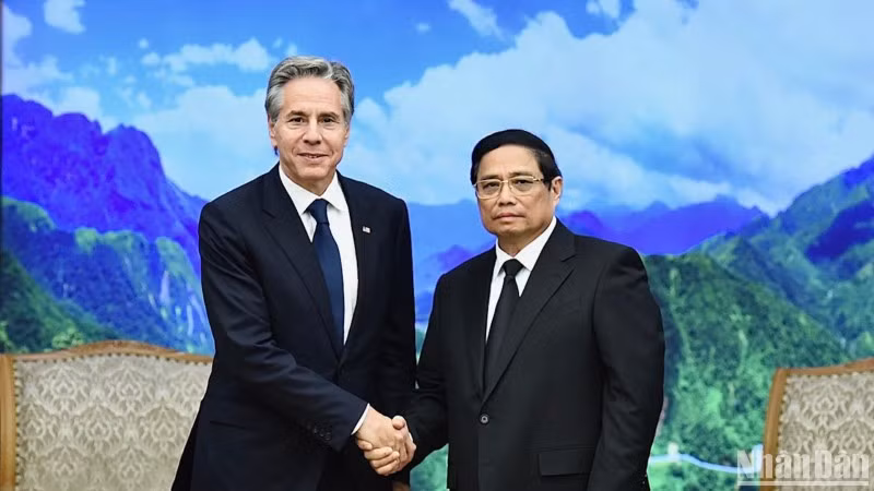 Prime Minister Pham Minh Chinh (R) receives US Secretary of State Antony Blinken in Hanoi on July 27 evening. (Photo: NDO/TRAN HAI)