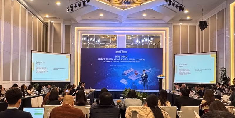 At the seminar co-hosted by the Vietnam E-Commerce Association (VECOM) and Access Partnership in Hanoi on December 16. (Photo: VNA)