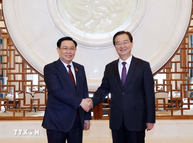 Secretary of the Yunnan provincial Party Committee Wang Ning (R) welcomes NA Chairman Vuong Dinh Hue. (Photo: VNA)