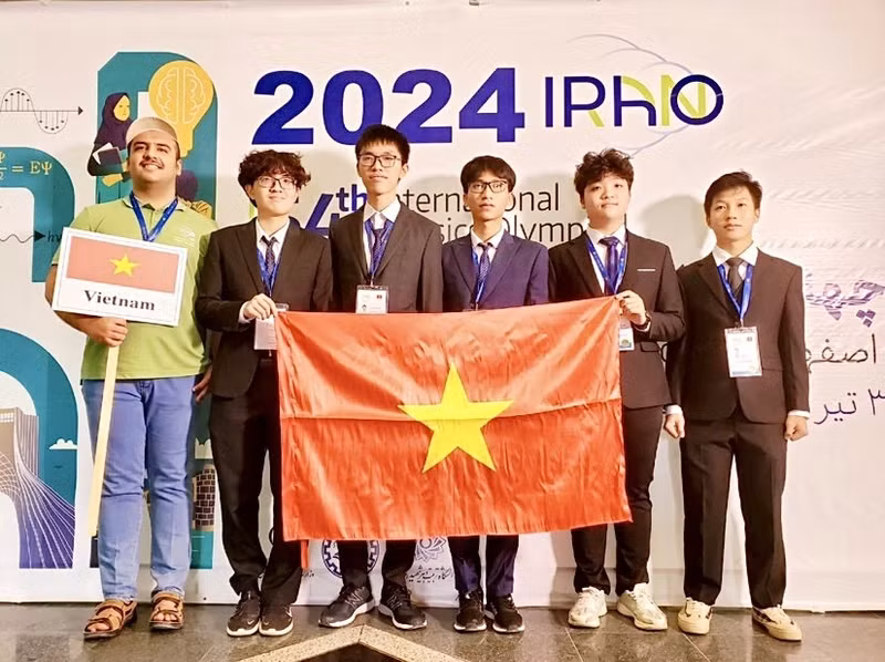 Vietnamese students win two gold and three silver medals at the 2024 International Physics Olympiad. (Photo: VNA)