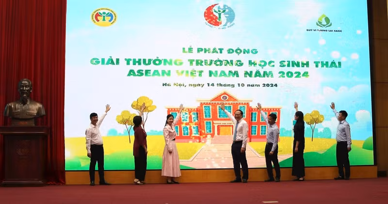 Representatives from ministries, agencies and organisations at the launch of the ASEAN Eco-Schools Vietnam Award 2024. (Photo: baotainguyenmoitruong.vn)