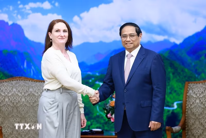Prime Minister Pham Minh Chinh (R) receives the new Ambassador of New Zealand, Caroline Beresford, in Hanoi on August 13. (Photo: VNA)