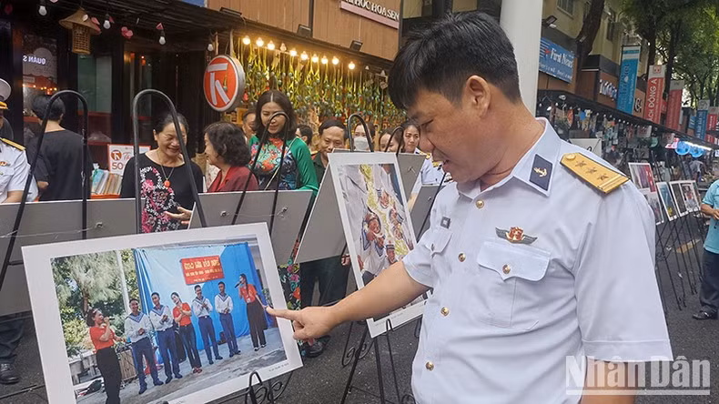 A visitor at the exhibition 