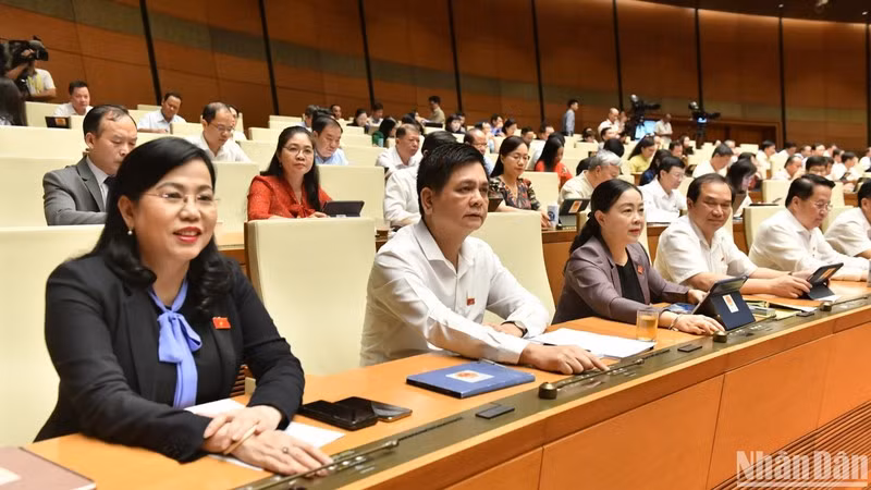 National Assembly deputies vote on the resolution on the investment policy for a project to build the North-South Expressway’s Gia Nghia-Chon Thanh western section (Photo: NDO)