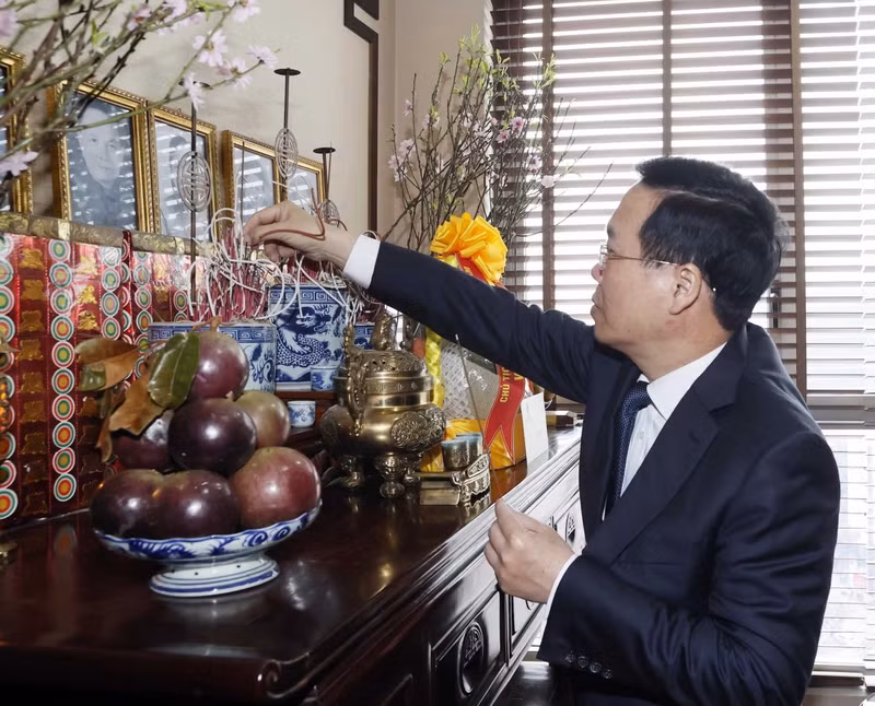 President Vo Van Thuong offers incense to commemorate comrade Truong Chinh. (Photo: VNA) 