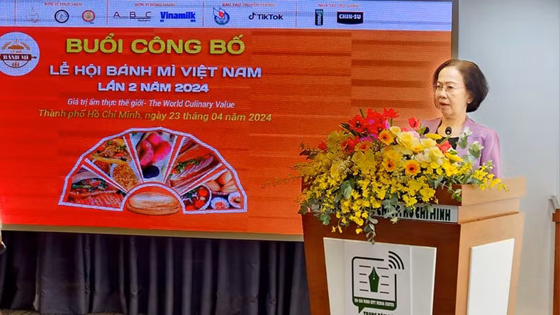President of Ho Chi Minh City Tourism Association Nguyen Thi Khanh speaks at the press conference 
