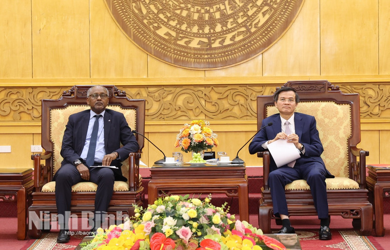 Secretary of the Ninh Binh provincial Party Committee Doan Minh Huan (R) and UNESCO Assistant Director-General for Priority Africa and External Relations Firmin Edouard Matoko (Photo: baoninhbinh.org.vn)